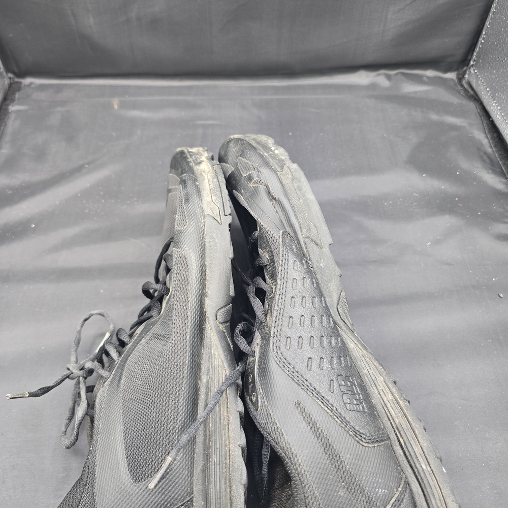 Black Athletic Shoes with Breathable Mesh and Lace-Up‎ Design
